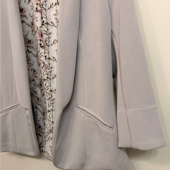 Skies are Blue Light Gray Blazer with Floral Lining - Picture 4 of 9